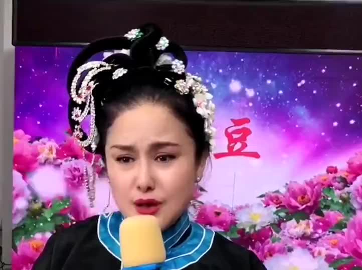 视频:朴慧秀等艺人出席青龙电影颁奖礼