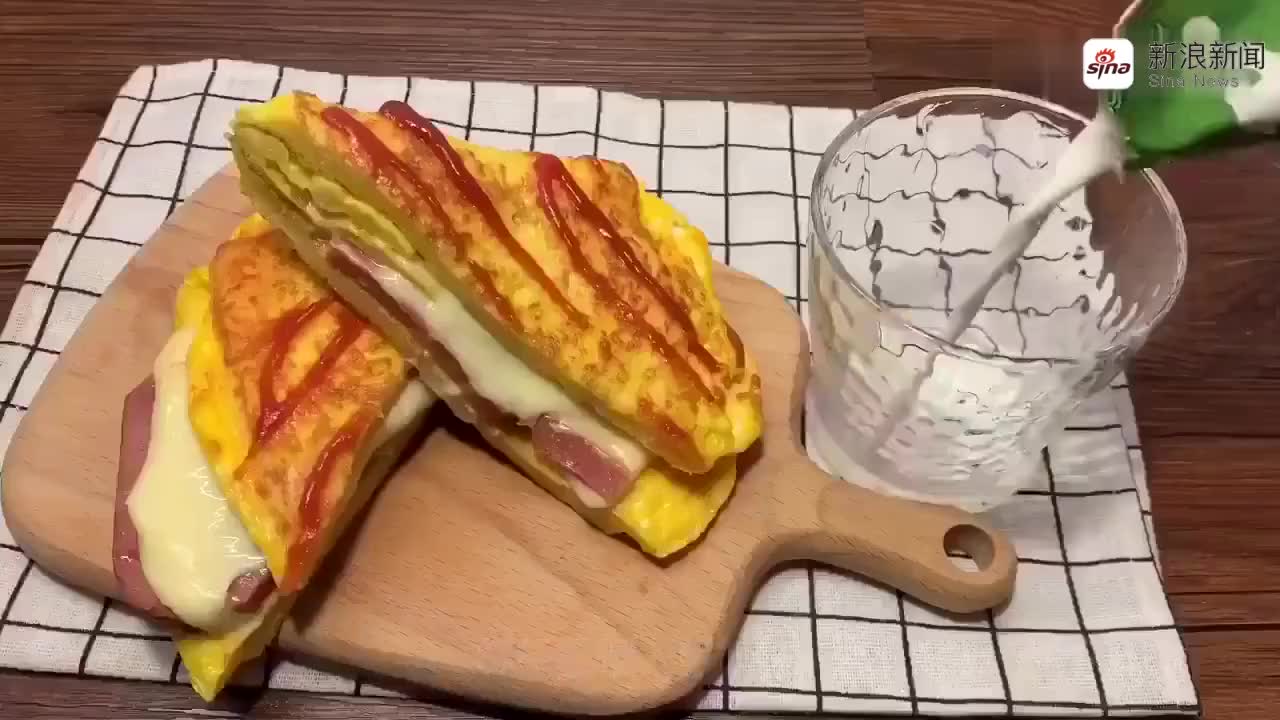 胖妹玩呼啦圈真有一手,早餐做牛排三明治,配3种水果,吃过瘾了