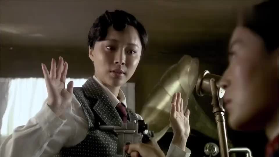 《战旗》戴金花带大家扔几根绳子就困住了他们,日本人赶紧撤退!