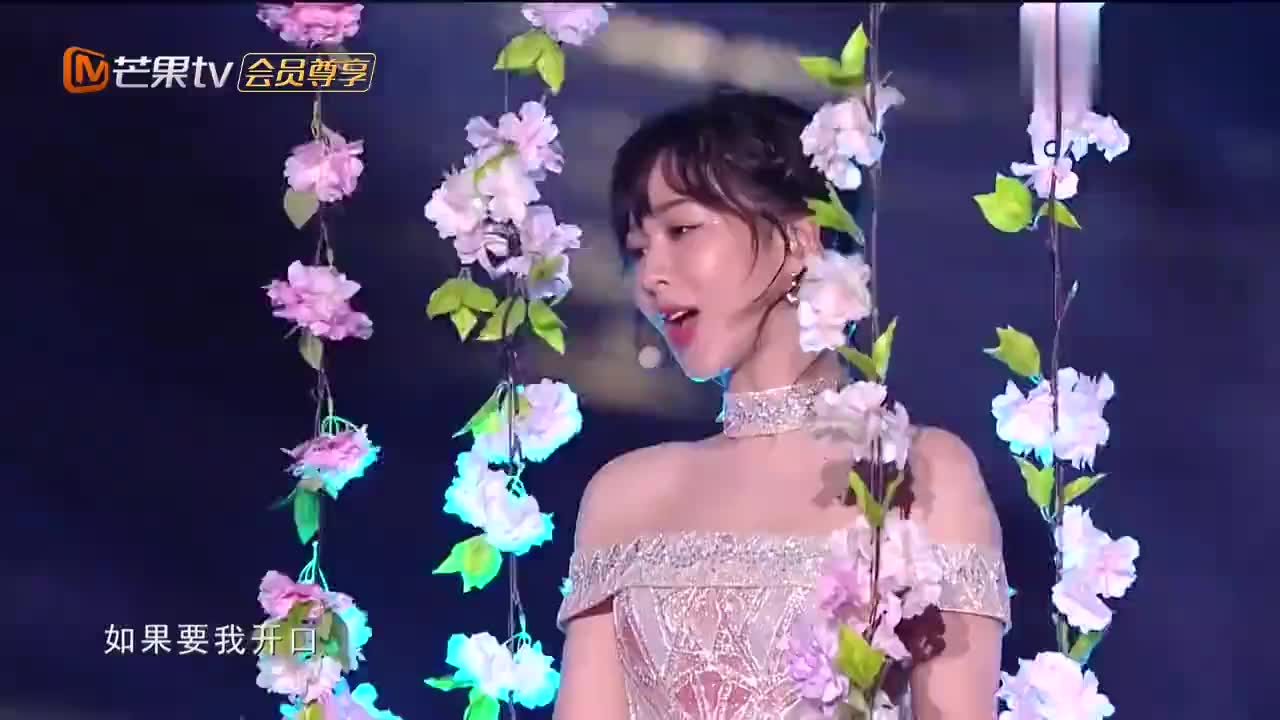 快来回顾下@杨紫 一袭长裙坐在高空秋千献唱《有可能的夜晚》
