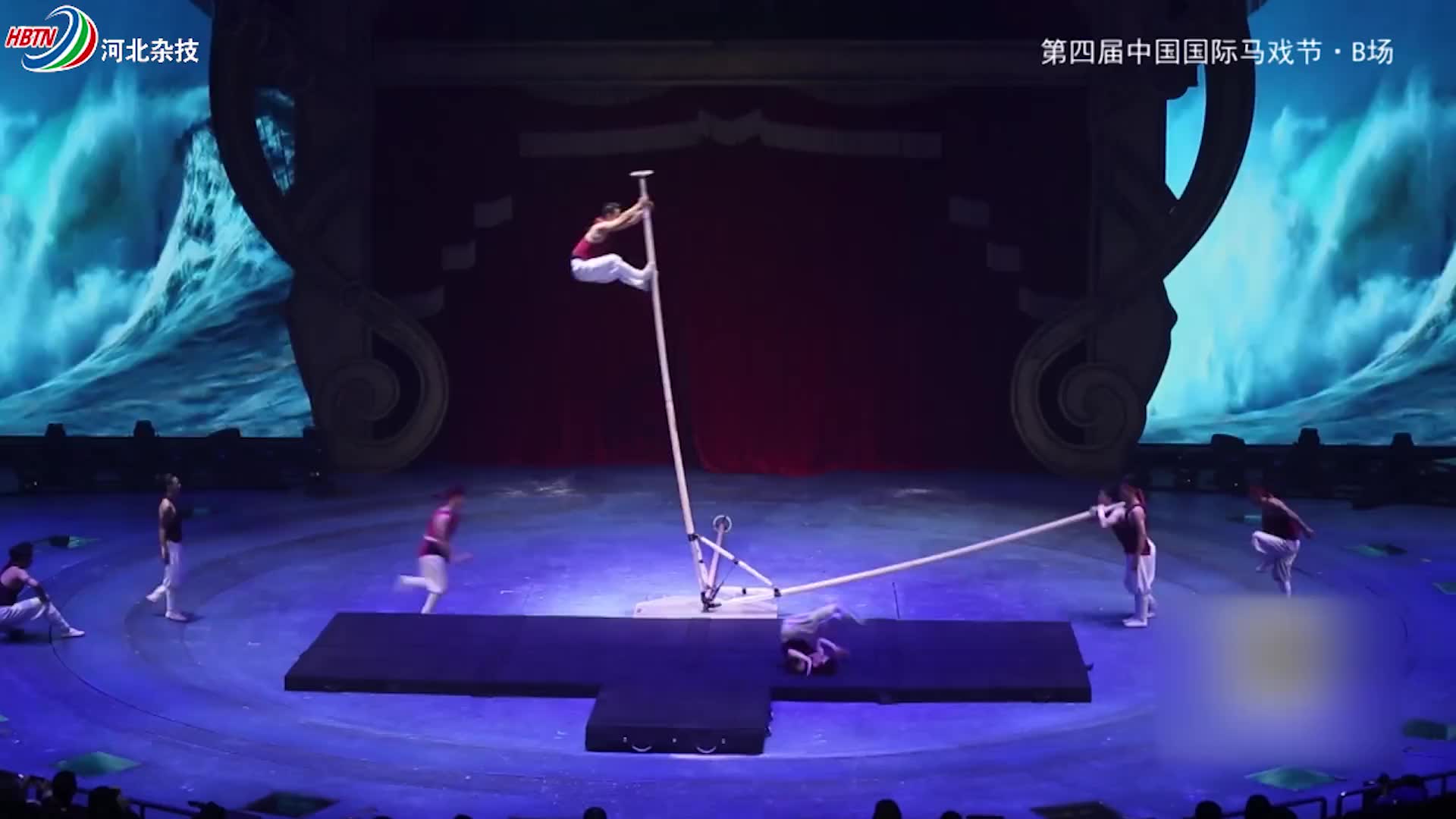 女孩台上表演高难度杂技,真是辛苦下面顶椅的小哥哥了!