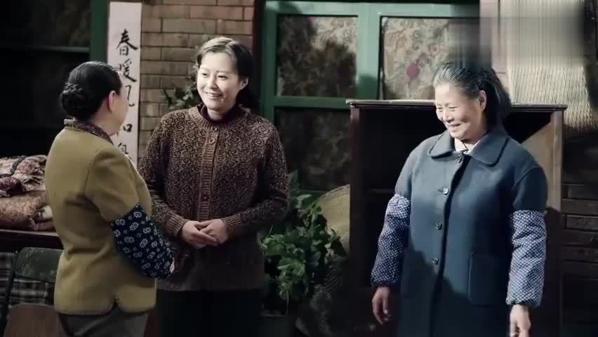 情满四合院:大妈看到傻柱从餐馆带这么多菜回家,她自己也好羡慕