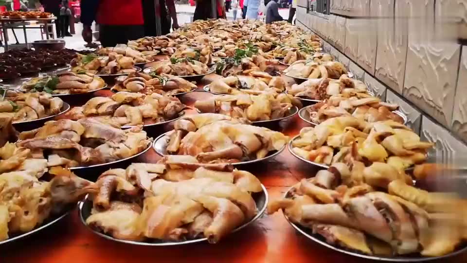 广西农村酒席现场,庆典酒席菜都非常给力,农村摆菜都是排长龙!