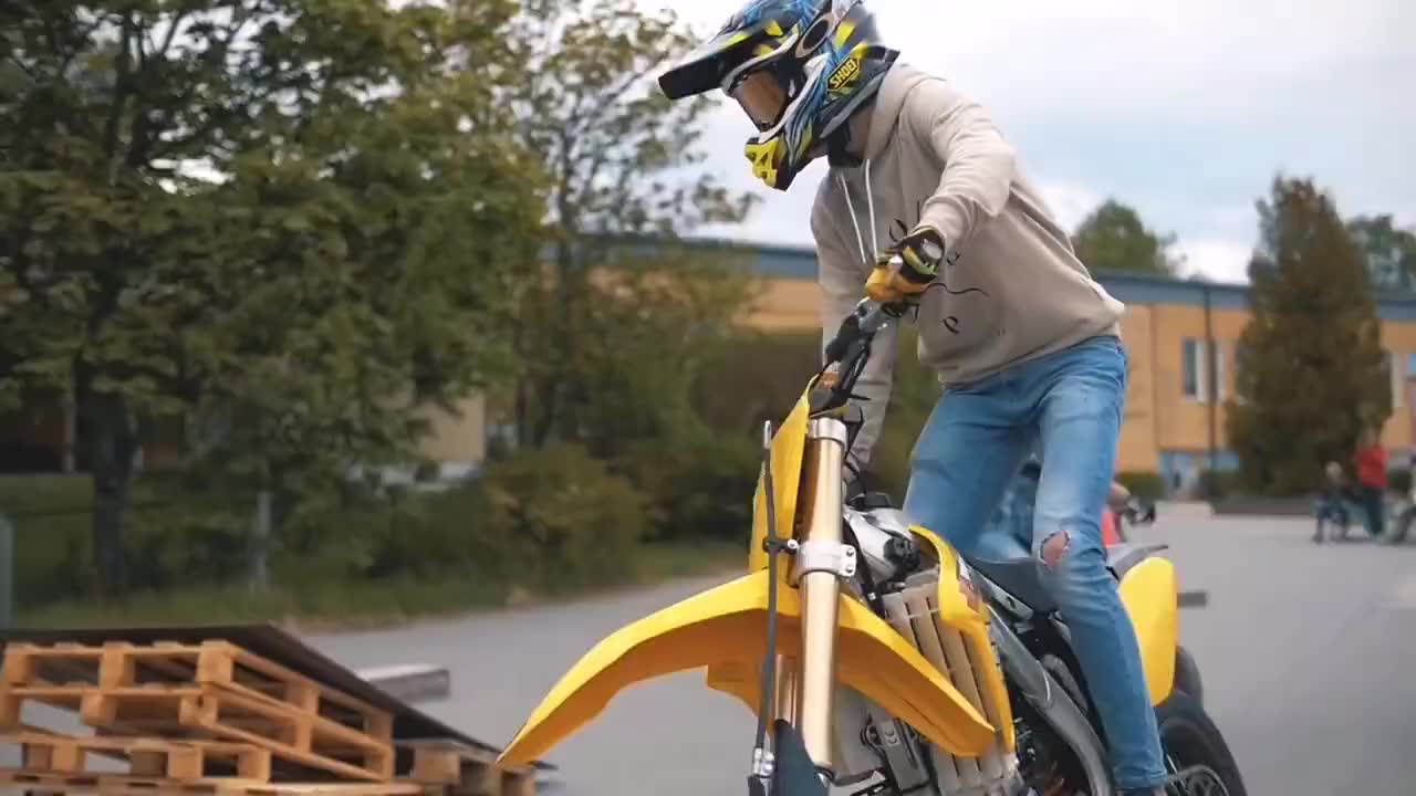 自行车漂移过弯特技镜头集合,看完之后再也不敢说自己会骑自行车了