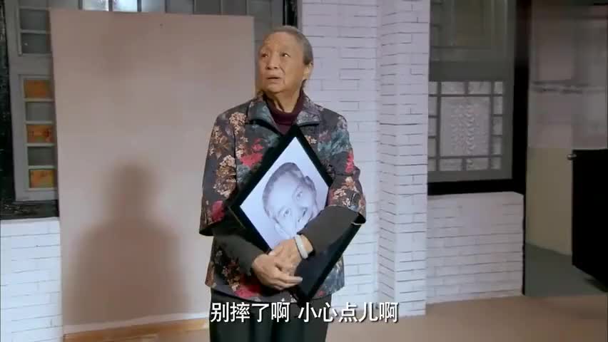 老奶奶99岁去世,请女星来唱哭丧,歌曲刚唱完老奶奶竟复活了