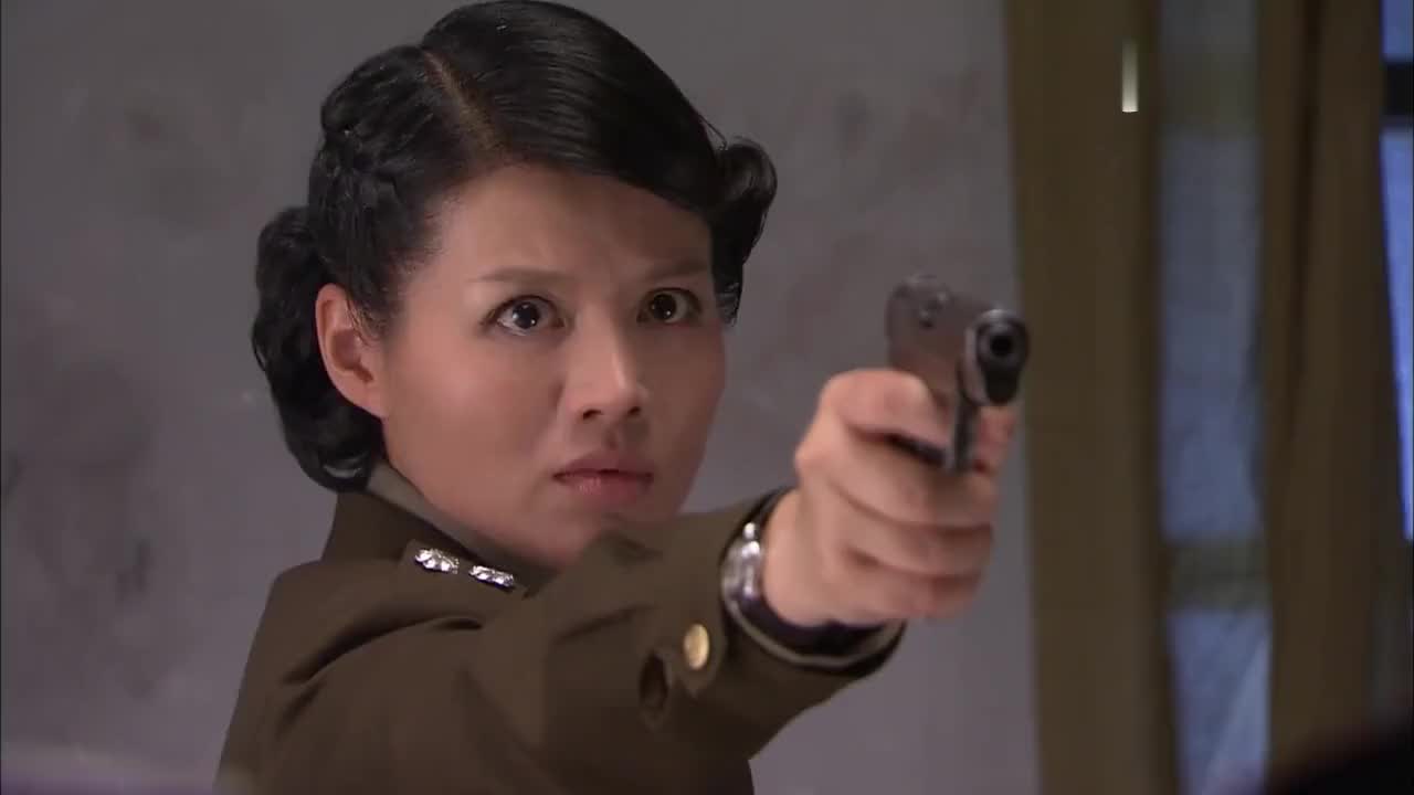 李梅按计划开展行动,高峰担心李梅安慰,决定暗中帮助