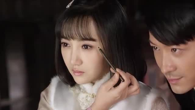 东风破:苏小菊强迫小凤做老婆,亲手给小凤画眉,小凤却心有所属