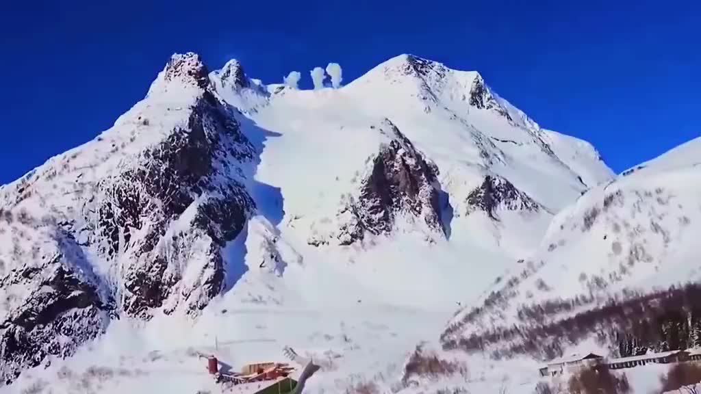 寒见大雪中哭追寒香,不料遭遇雪崩,发生意外