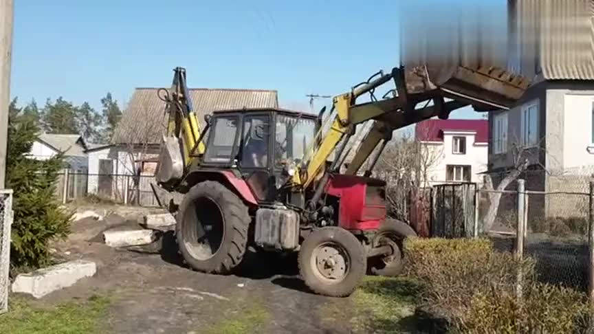 农民把拖拉机改装成挖机推土机一体机,功能太强大,真是个人才