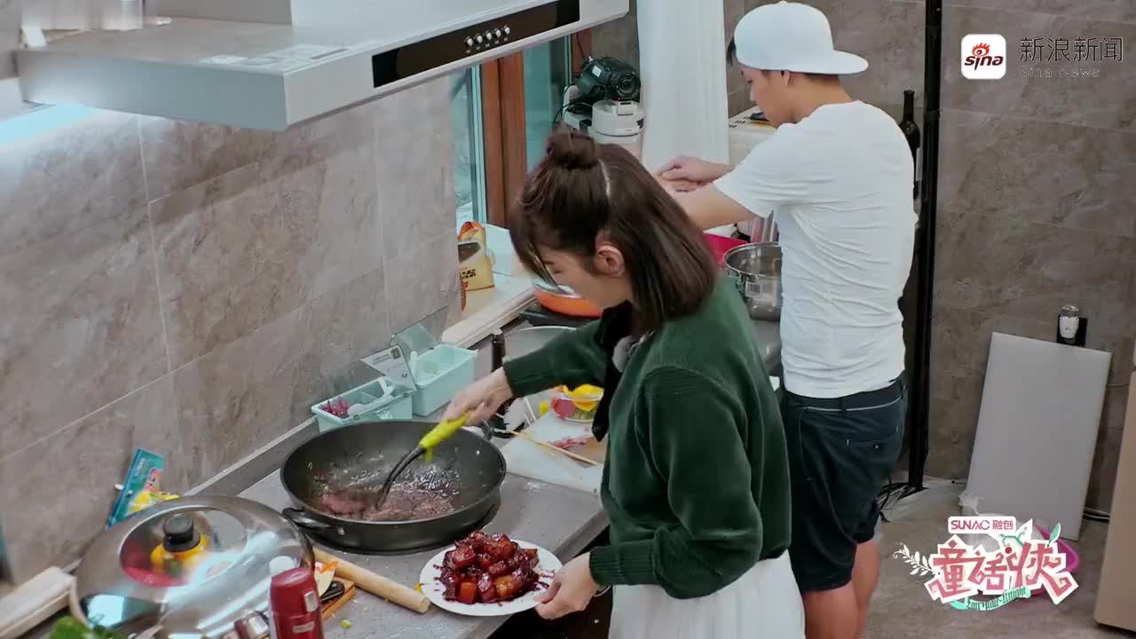 黄奕晚上住宿,暖心为大家做饭 她其实也是一个好妈妈啊