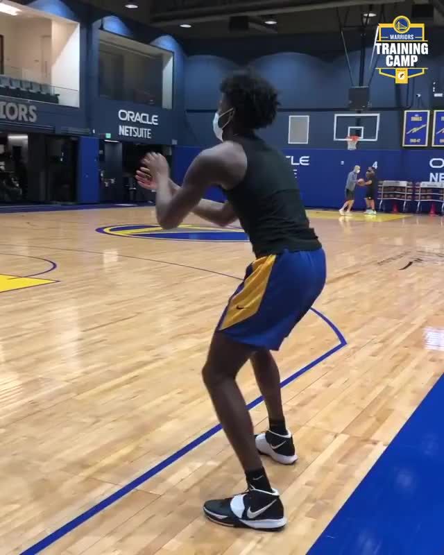 追梦很看好怀斯曼训练中追梦和怀斯曼连线