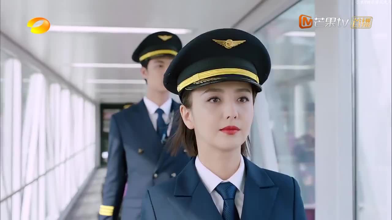 佟丽娅 | 佟大为 雨晴婚后首次飞行,一身机长服配大红唇