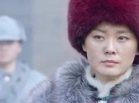 雪地娘子军:金花与黄二虎在对练