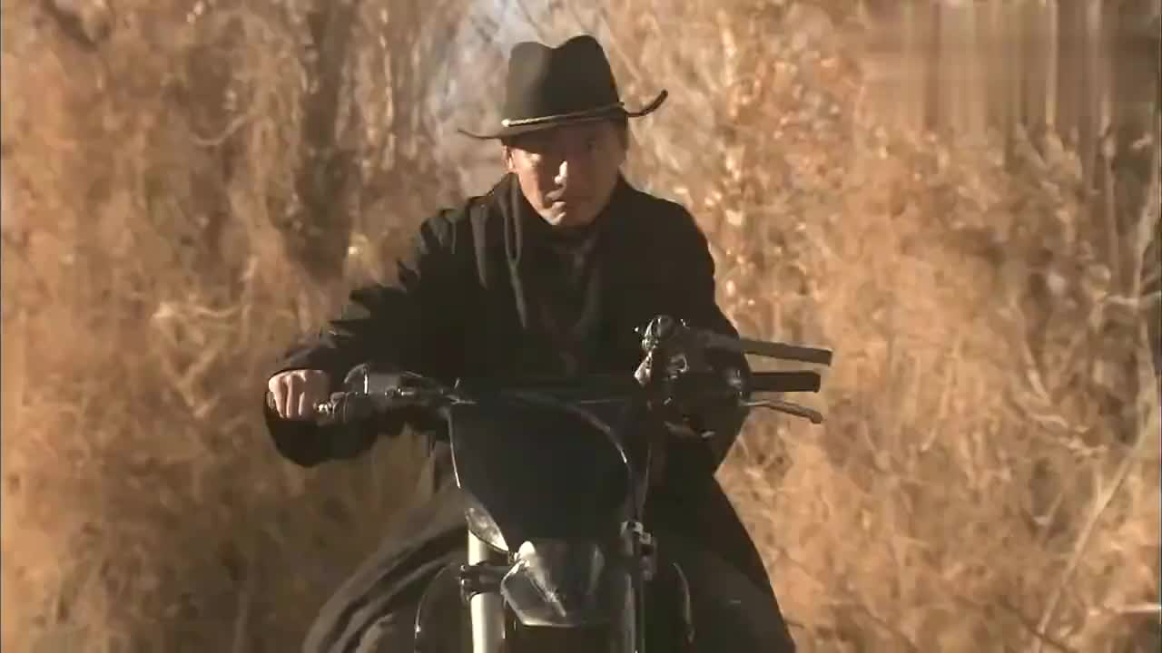 大漠枪神:燕双鹰招牌动作,骑着摩托配机枪,火力十足!