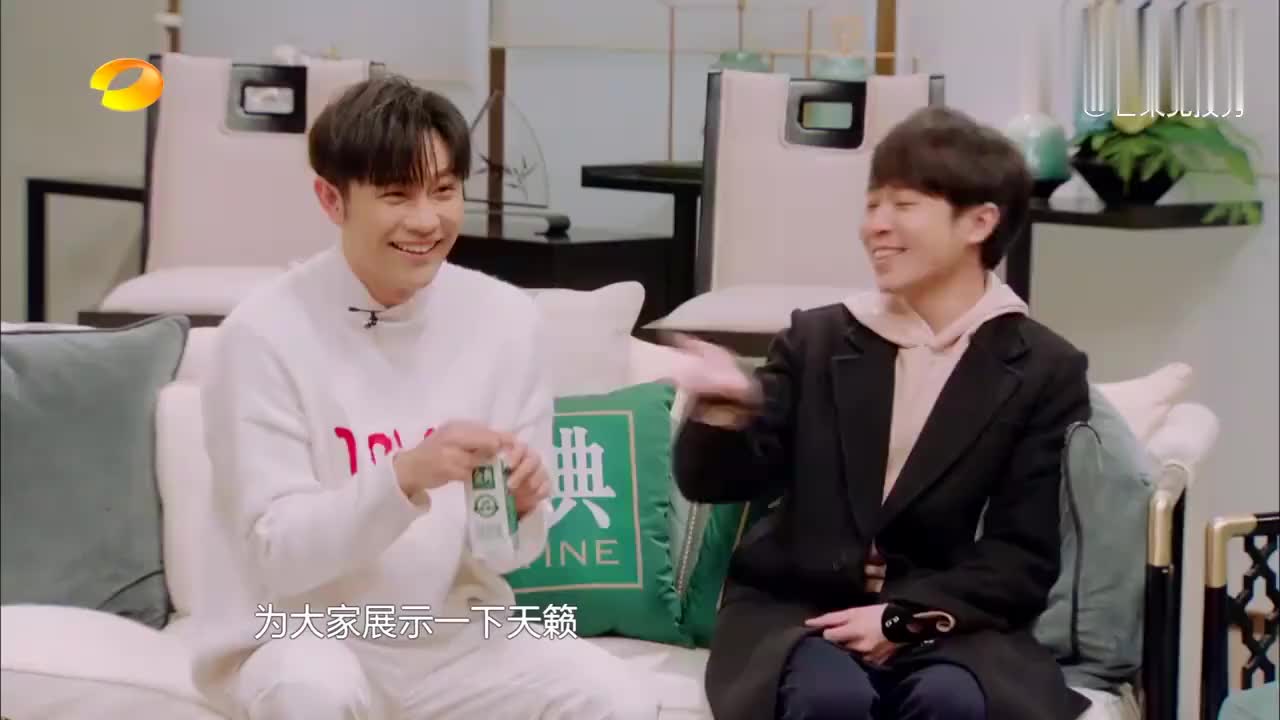 吴青峰在后台清唱《虫儿飞》,高音一飚上去,耳麦都给整坏了!