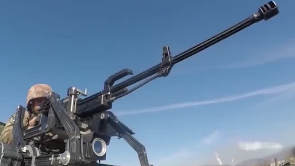 老外试射12.7毫米重机枪,射程远火力猛,这声音我喜欢!