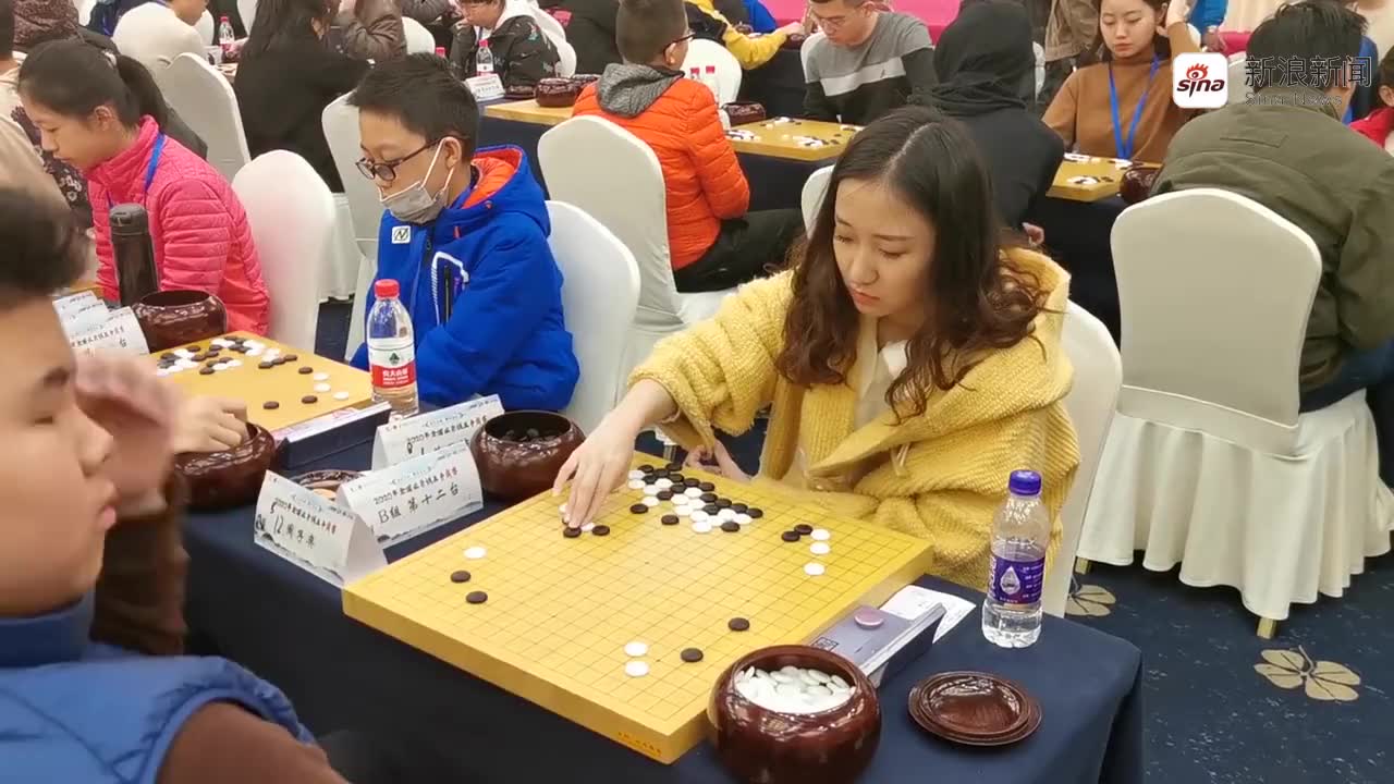 美女棋手鲍佳音对阵帽衫帅哥