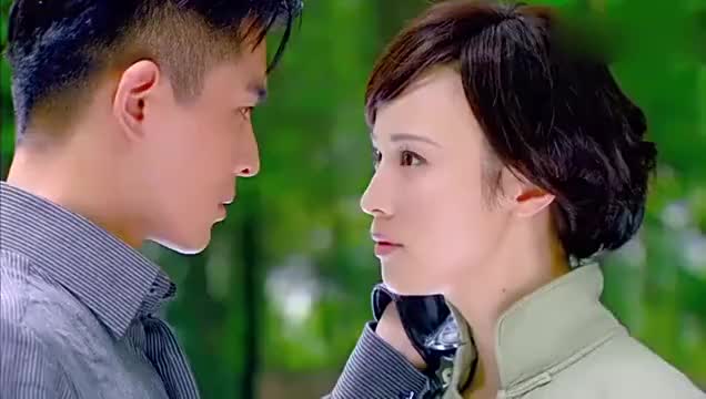 烽火佳人:周霆琛把刀架在闵茹的脖子上,闵茹却坚信他不会杀自己