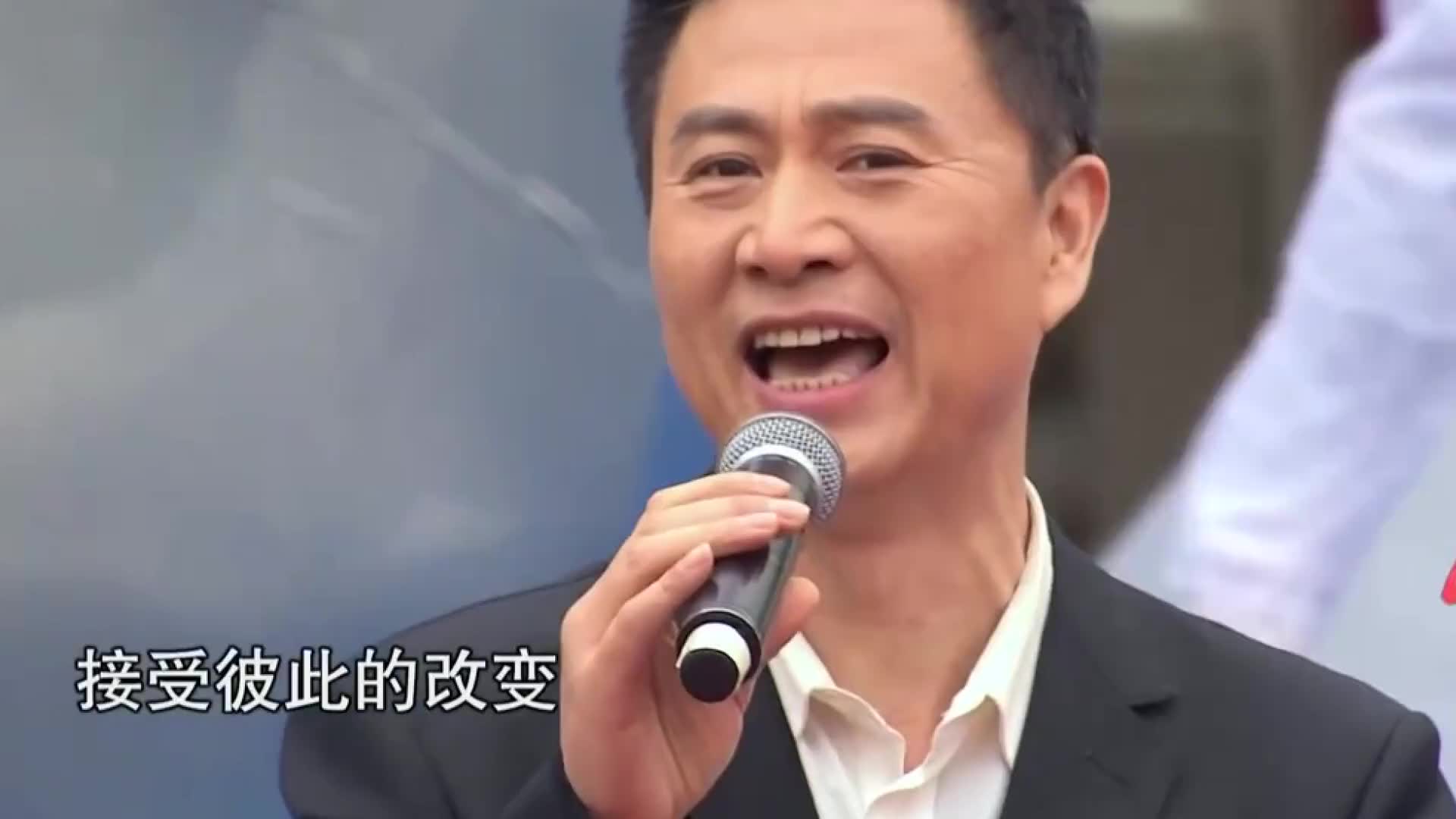 瞿颖模仿毛宁演唱《涛声依旧》唱的很不错