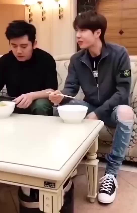 王一博吃面的样子好可爱啊,演戏又好看,吃面又好香