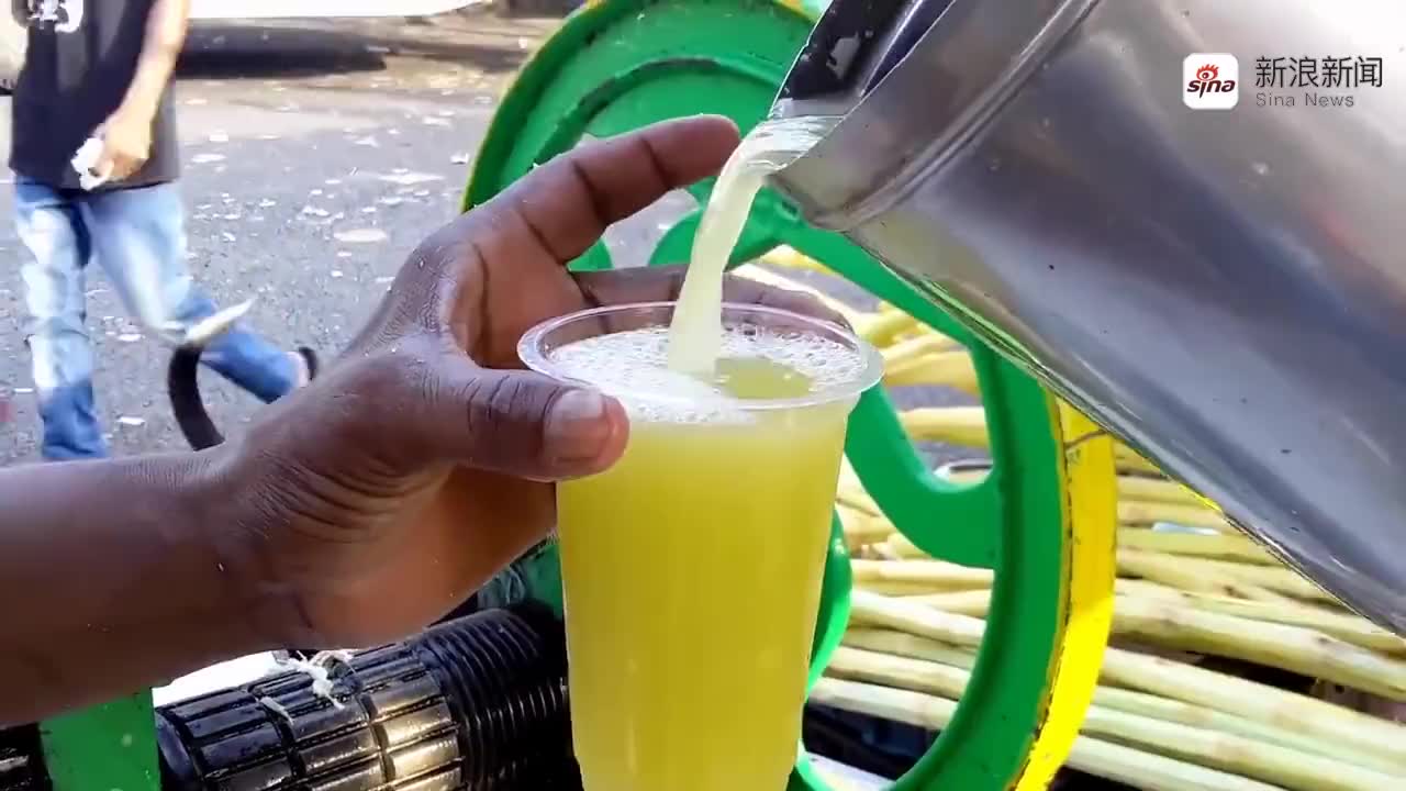 印度街头的爆款饮料:鲜榨甘蔗汁!甘蔗塞机器里瞬间爆汁,巨诱人