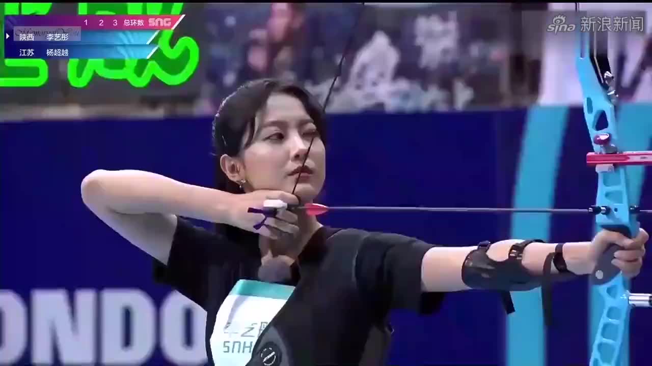 百变少女杨超越上线,拍照竟拍到表情逐渐崩溃,李璇:要爆炸啊!