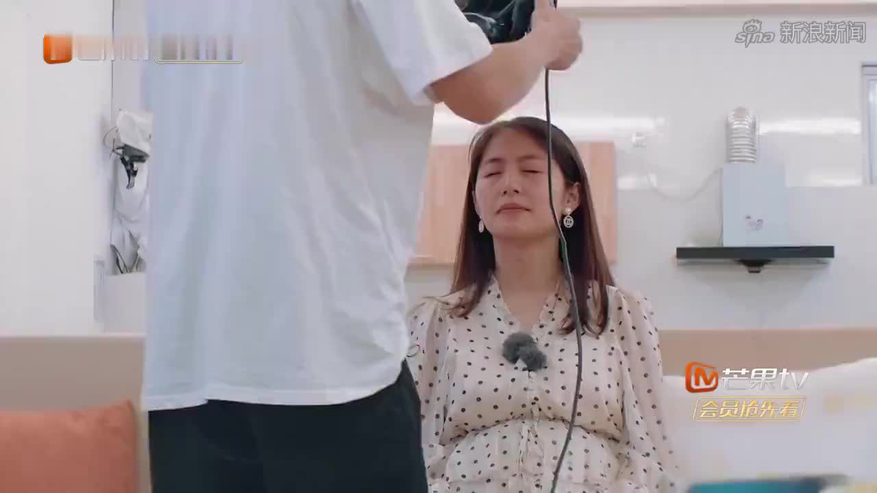 宁桓宇带老婆给妈妈扫墓,老婆怀着孕非要磕头,老宁做法太男人!