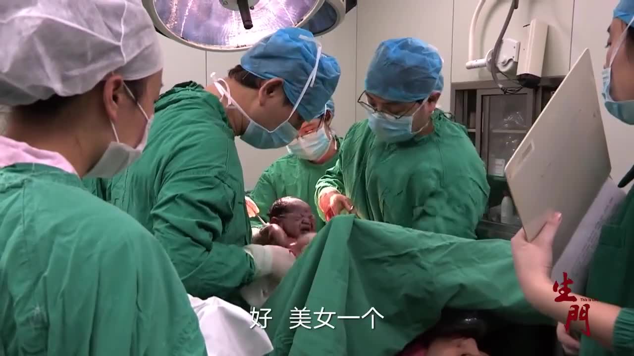 产妇尝试水中分娩,丈夫大男子主义,死活不进去陪产!