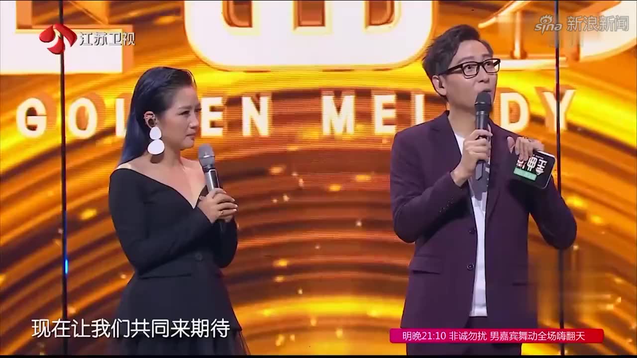 白发老爷子一出场,全场欢呼,这才是大神级歌手呀!