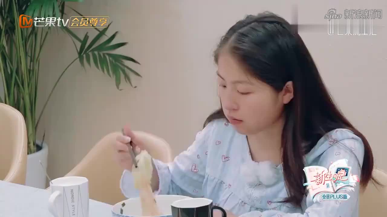 宁桓宇带老婆给妈妈扫墓,老婆怀着孕非要磕头,老宁做法太男人!