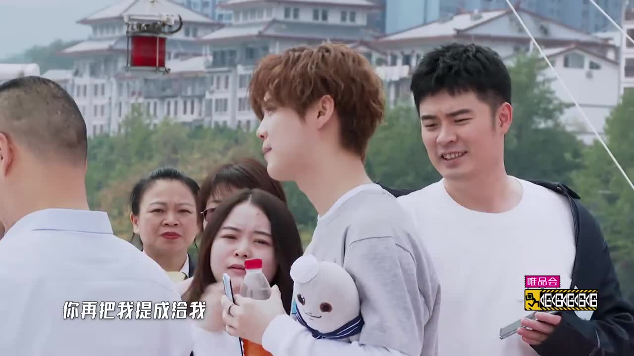 视频:被传分手后鹿晗晒与关晓彤同款宝宝滤镜 陈赫回复暗示两人没分