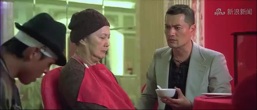 山哥上来就给华生一脚,阿虎:你别乱来,我会打死你的!