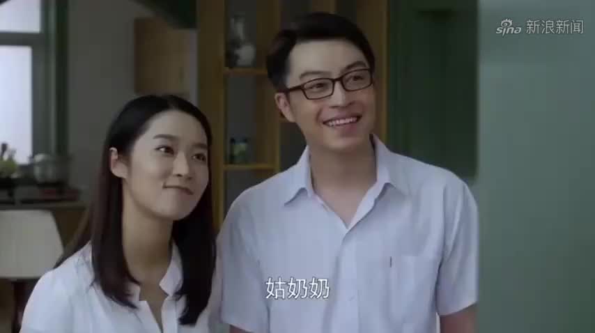 平凡岁月:李三宝和王蔷牵手郊游,美景配佳人真的羡慕