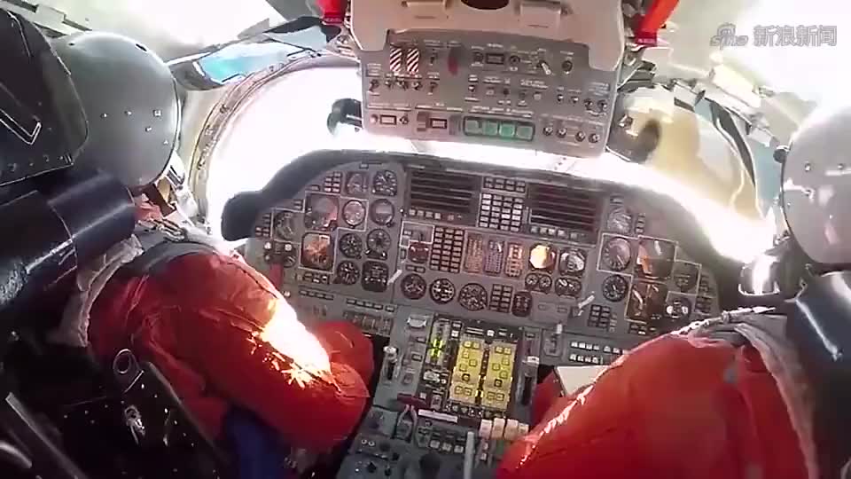 实拍安-124运输机驾驶舱画面,满满的机械感!