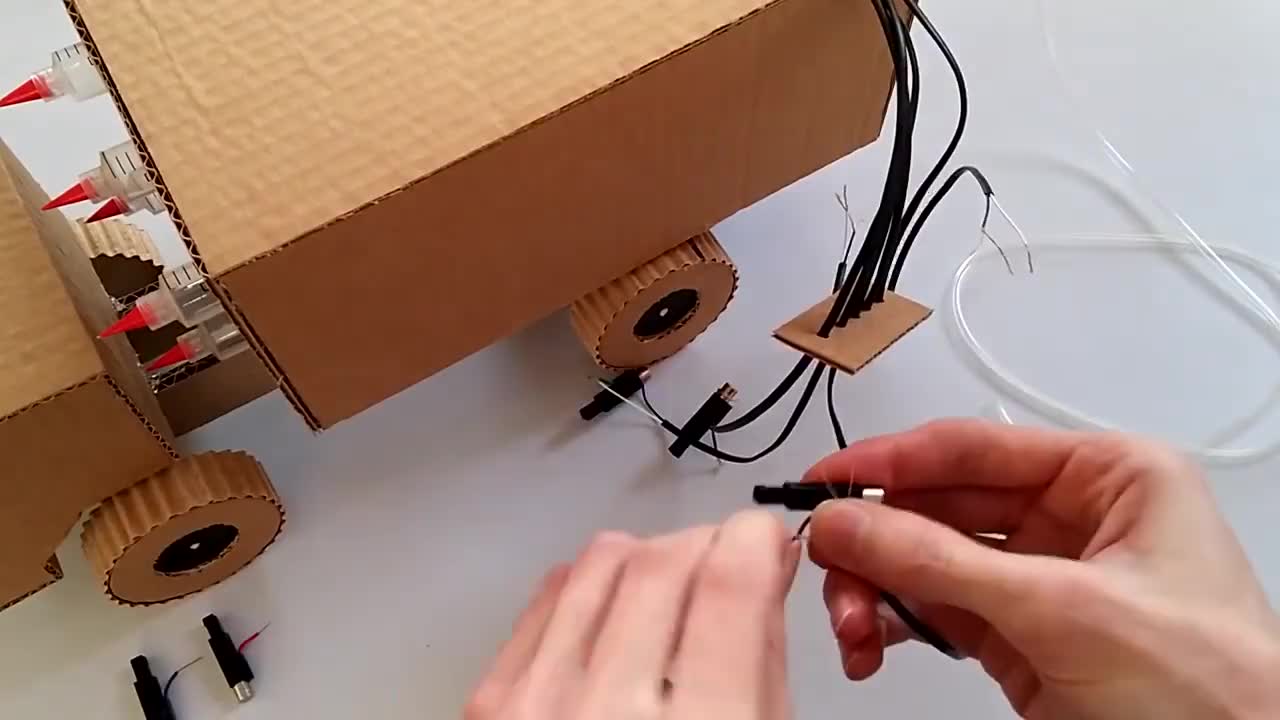 大神用纸板制作了一个肩扛火箭筒