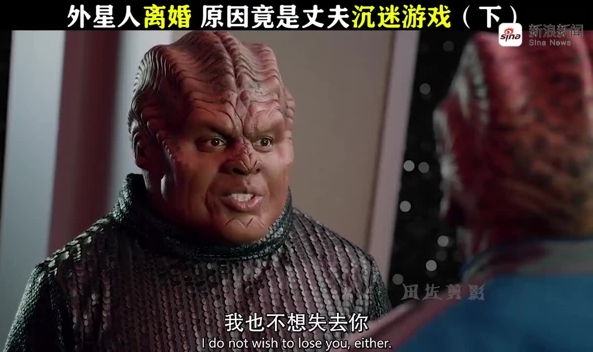 女孩被外星人挟持,冲外星人大吼,下一秒外星人要她好看