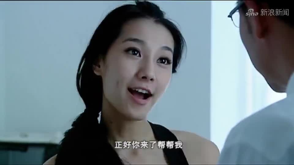 温柔的背后:美女实习生为了得到机会,热情带男领导到她家参观