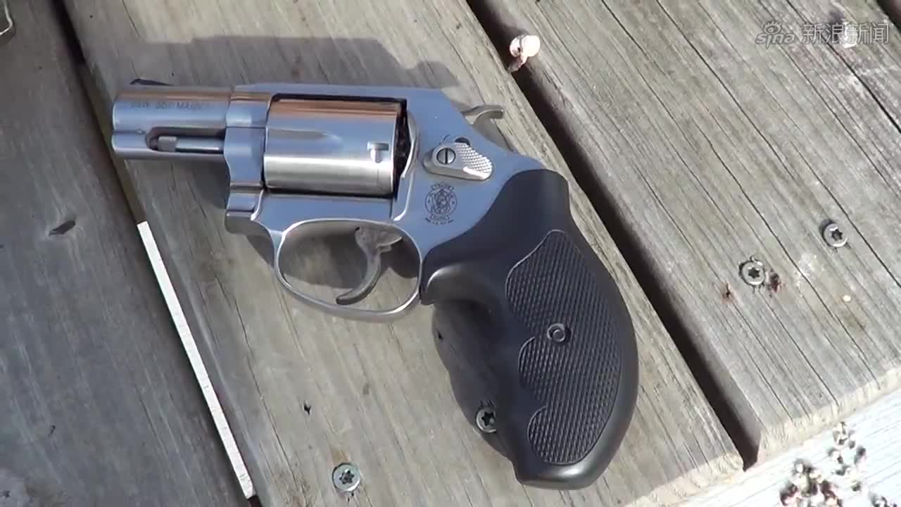 崭新的左轮手枪,转鼓式弹仓供弹七发靶场射击测试