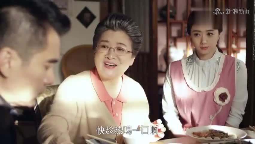 母亲工作忙失约,依蓓自我安慰化解尴尬,小小年纪太懂事了!