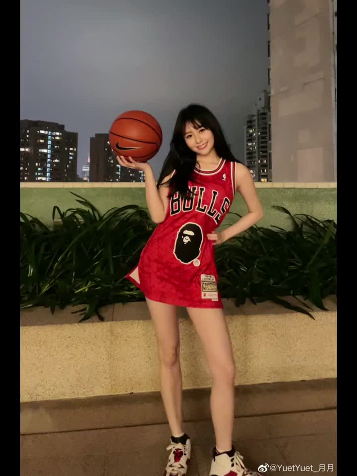 邱淑贞女儿cos赤木晴子,穿运动装秀出超模腿