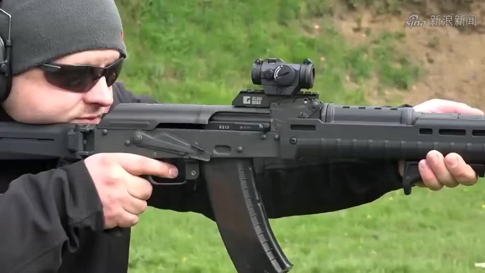 慢镜头实拍ak-74突击步枪射击时枪口制退器的变化