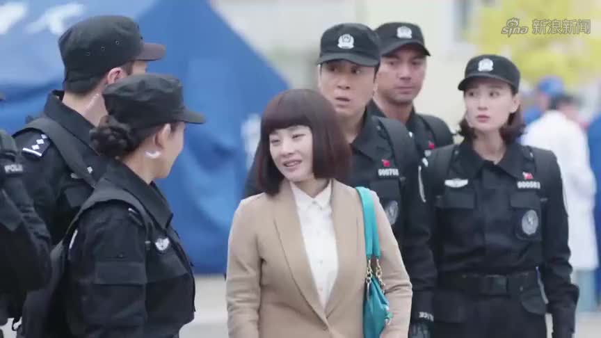 警花与警犬:警花们要去爬山,妮娜穿着高跟鞋,警长却要她换了!