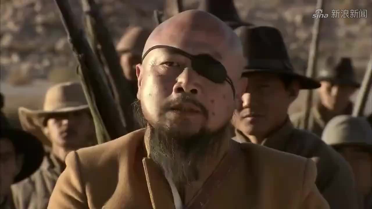 没想到土匪头子座山雕的椅子下面,有一条秘密通道,用来逃跑的