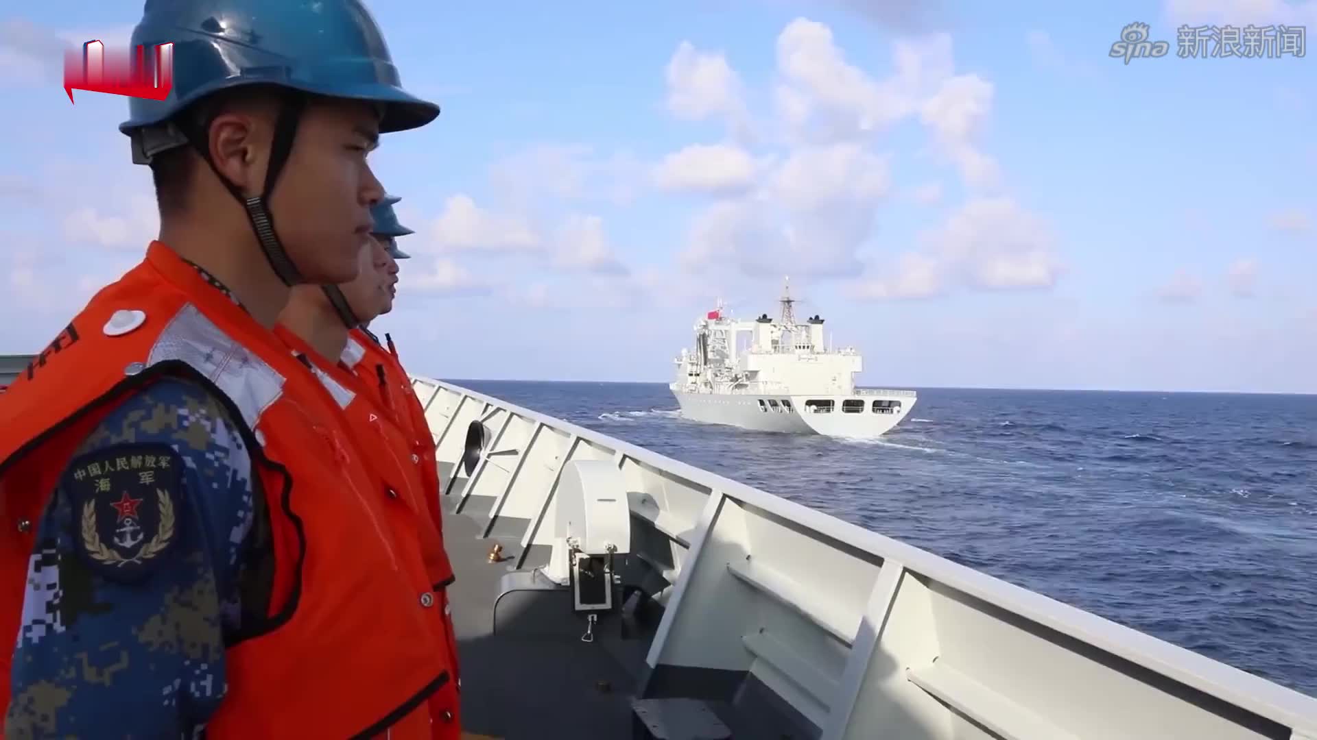 中国海军第37批护航编队在印度洋成功进行海上航行补给!