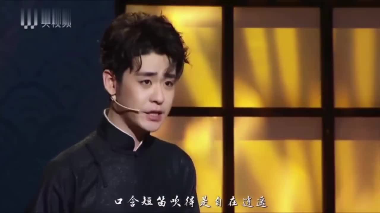 《中国诗词小会》上,张云雷身穿一袭长褂,手执快板