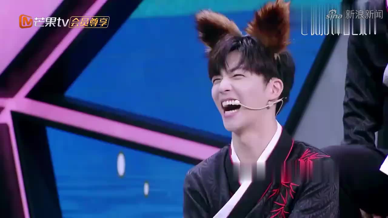 明星彩排都这么玩吗?陈立农笑成眯眯眼,李现笑出眼泪