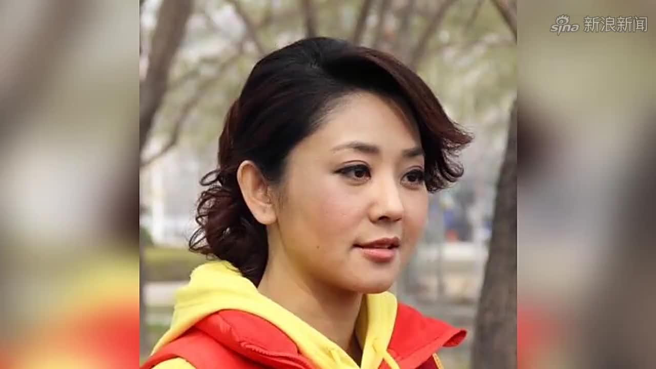 央视主持人方琼15岁丧父,嫁大8 岁领导被宠成公主,如今怎样了?