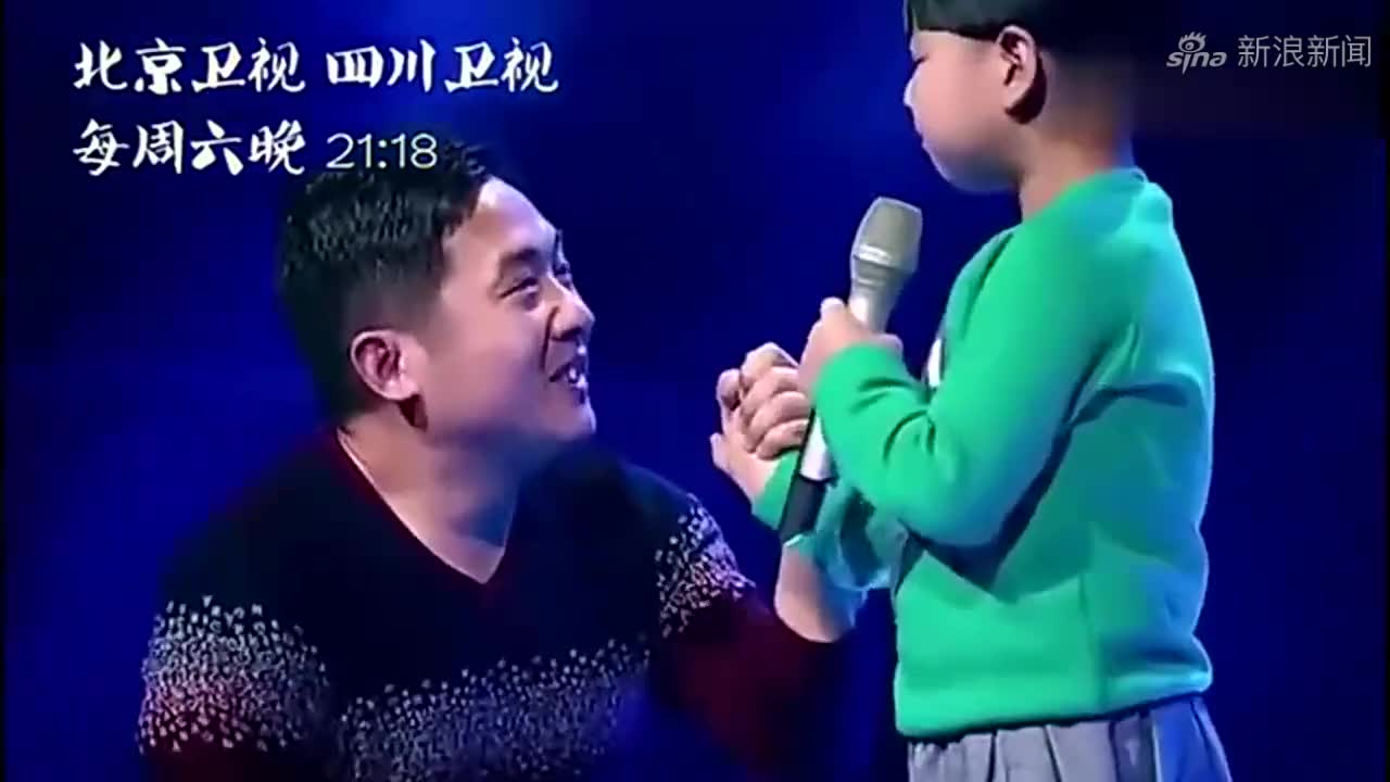 七岁小男孩一首《父亲》唱哭全场,听得评委都哭了,太有感情了
