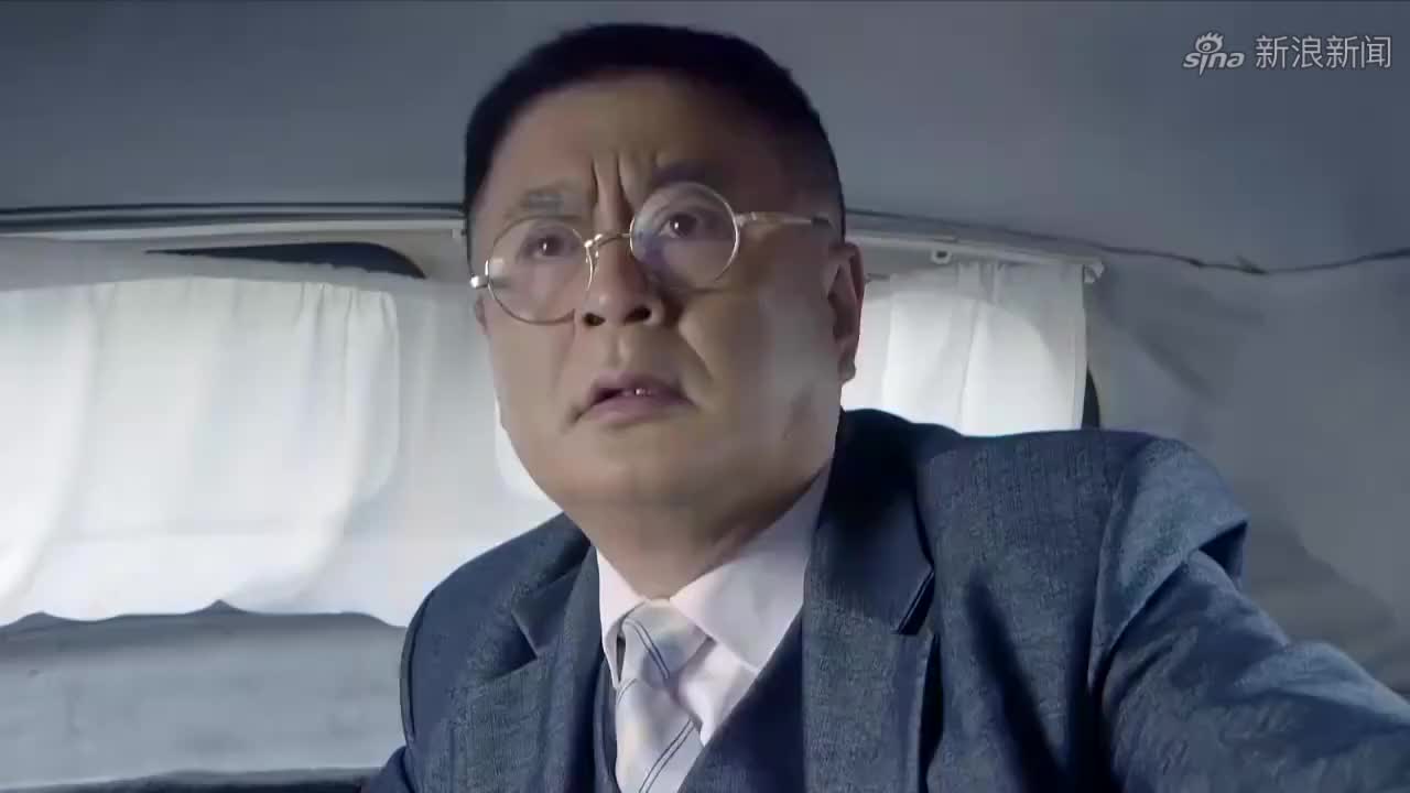鬼子小佐抱头逃窜,不料特工枪法如神,上去一枪击毙鬼子