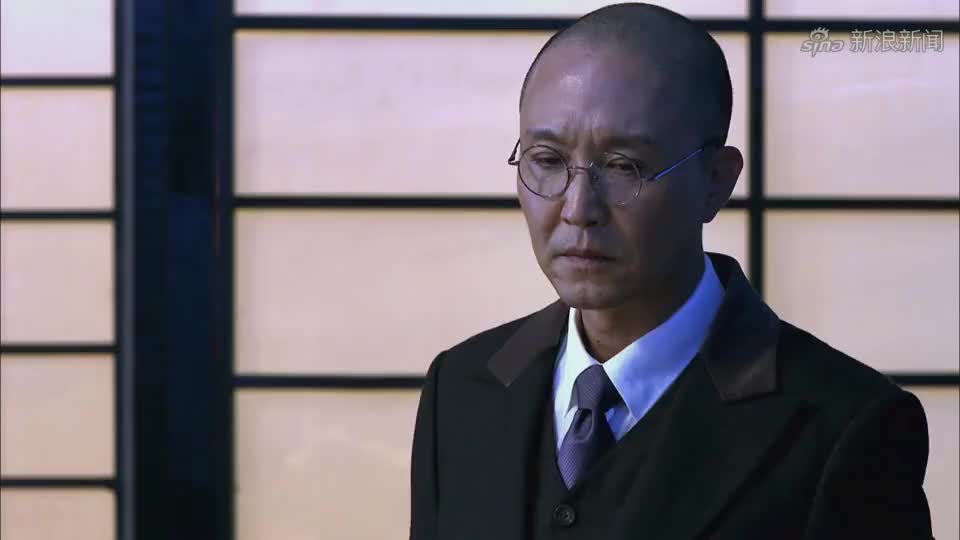 方坤知道李连生闯了祸,他让朱莉早点离开这里